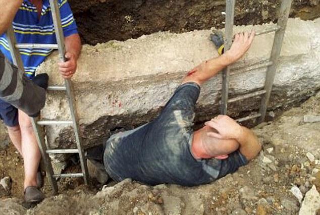 英國(guó)男子擴(kuò)建自家花園 被兩噸水泥“壓頂”幸運(yùn)生還