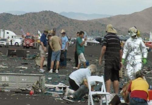 美飛行比賽釀慘劇 74歲老翁駕機(jī)失控撞向看臺