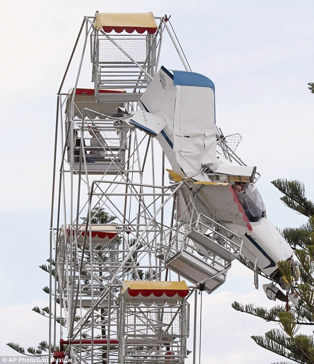 澳大利亞小飛機(jī)撞上摩天輪 兩少年游客險些喪命