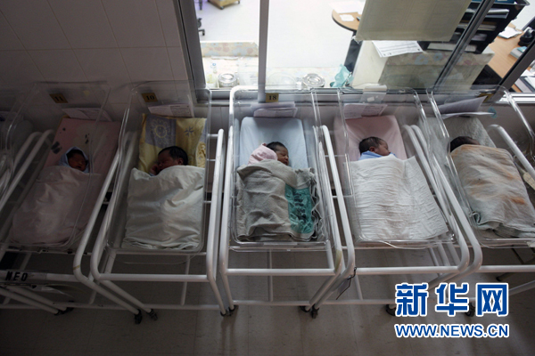 全球第70億嬰兒將現(xiàn)印度 民間組織守候七名孕婦