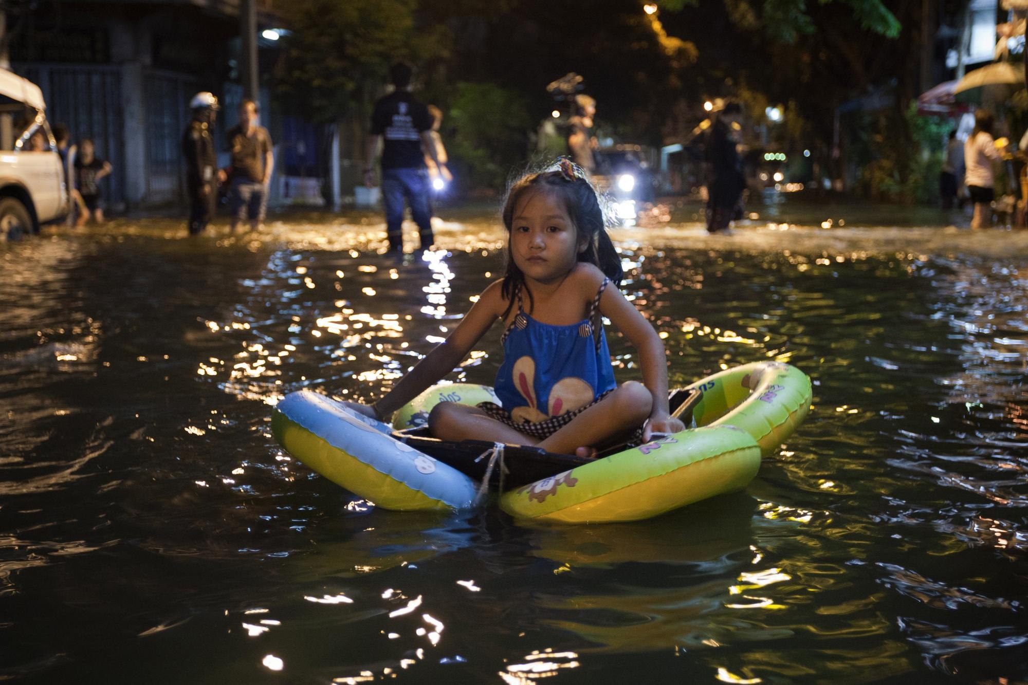 泰國總理稱有信心戰(zhàn)勝洪水 國王要求軍隊全力救災(zāi)