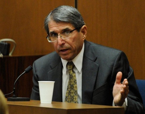 杰克遜死亡案撲朔迷離 藥劑學(xué)權(quán)威稱其系自殺