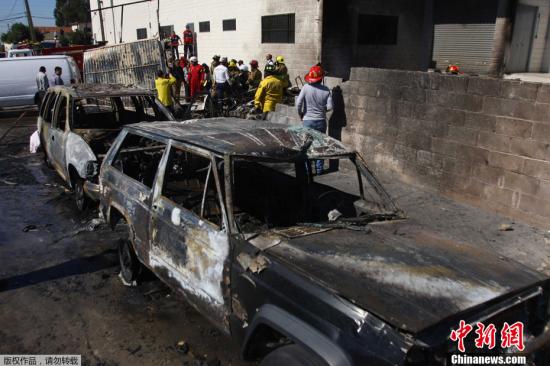 墨西哥一架輕型飛機(jī)墜毀 致3人死亡8輛汽車起火