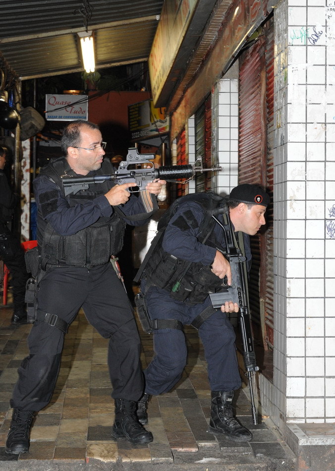 巴西裝甲車(chē)進(jìn)駐最大貧民窟 為世界杯和奧運(yùn)會(huì)“清場(chǎng)”