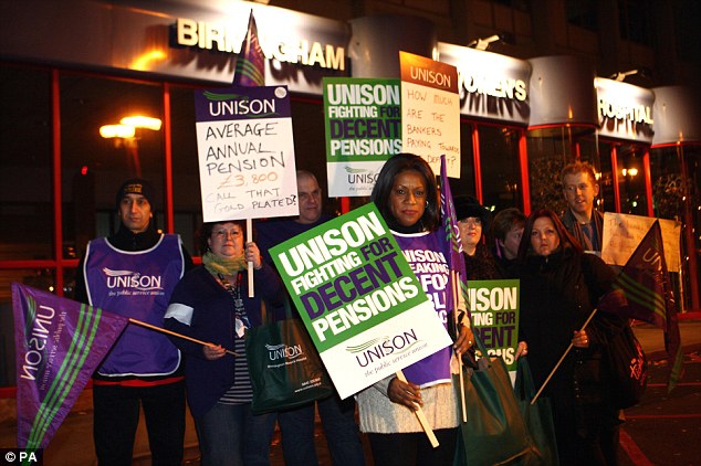 英200多萬(wàn)人舉行“世紀(jì)大罷工” 卡梅倫政府面臨最大考驗(yàn)