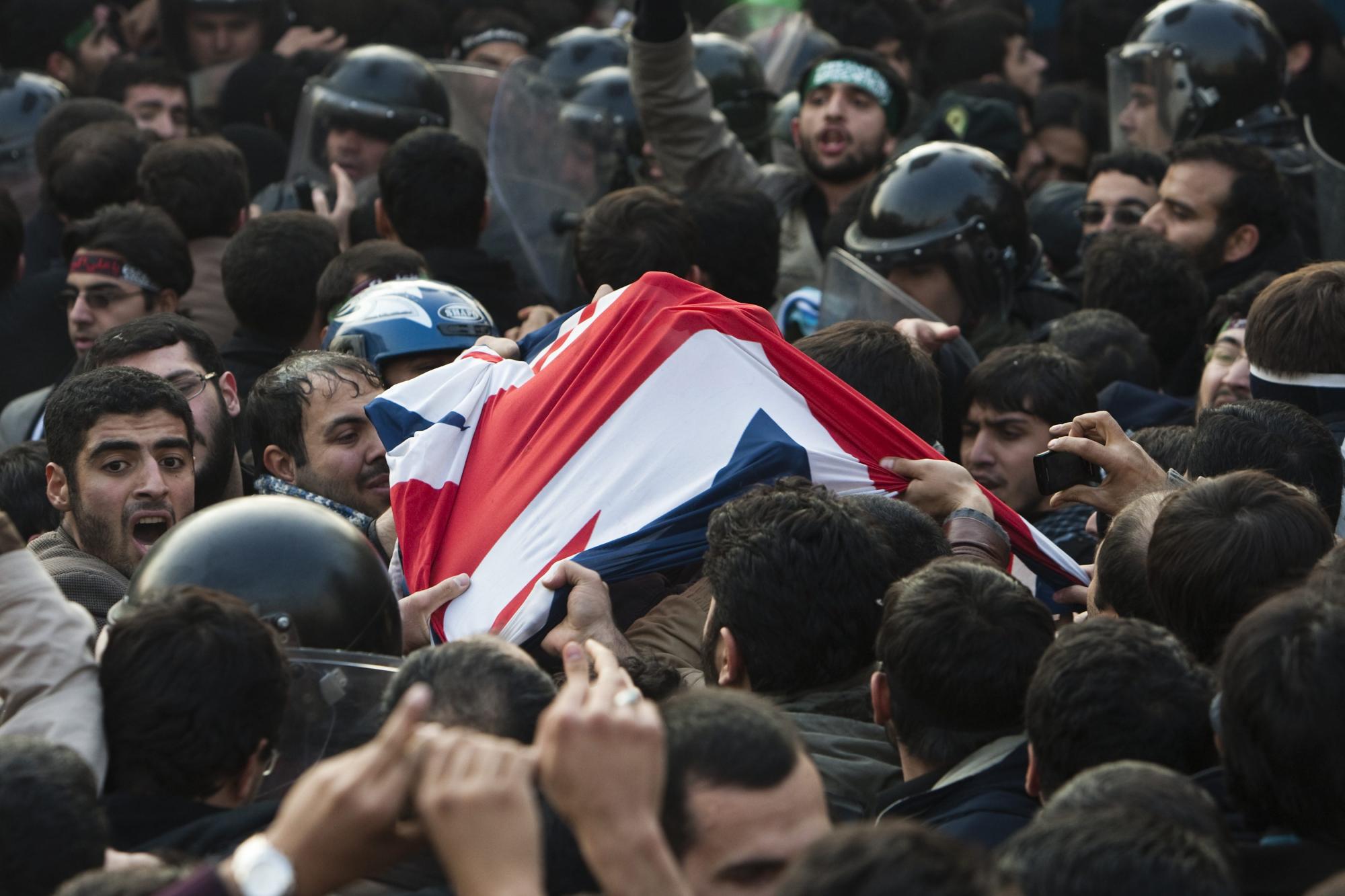 國際社會(huì)譴責(zé)伊朗學(xué)生沖擊英使館事件 英單邊制裁肇禍