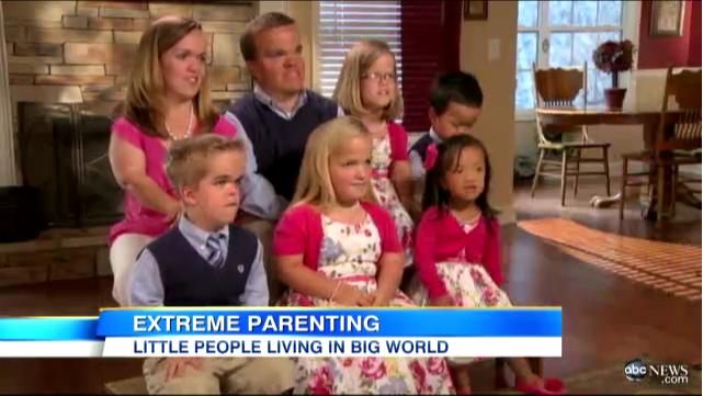 “七個(gè)小矮人”組成世界最大侏儒家庭 樂觀幽默勇于擔(dān)當(dāng)