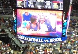 大選造勢不忘現(xiàn)場觀戰(zhàn)男籃 奧巴馬應(yīng)觀眾“要求”跟愛妻熱吻