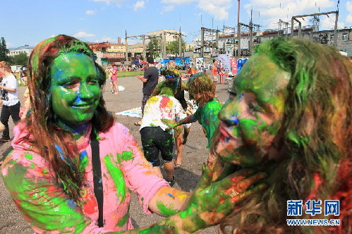 實拍俄羅斯趣味橫生的“灑紅節(jié)”