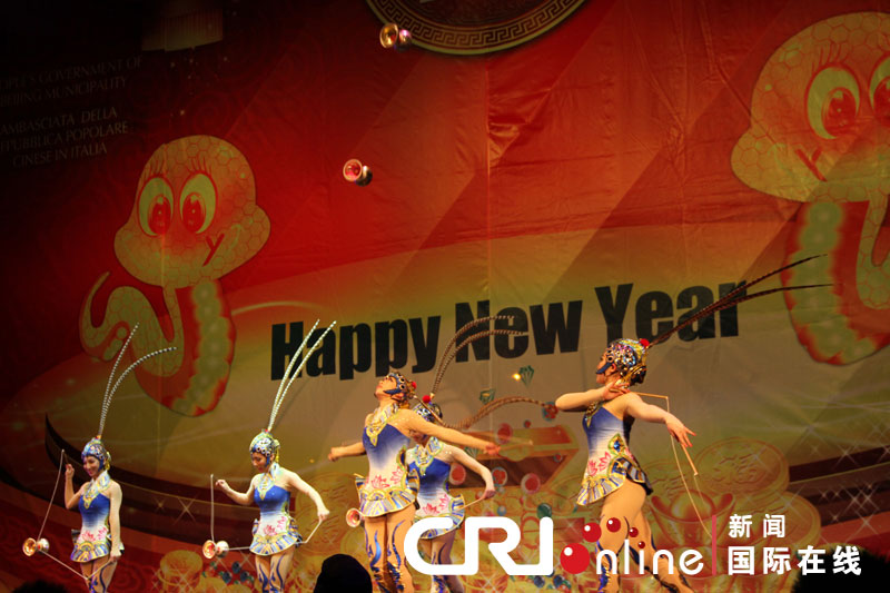 “歡樂(lè)春節(jié)”響徹羅馬 焰火表演照亮斗獸場(chǎng)