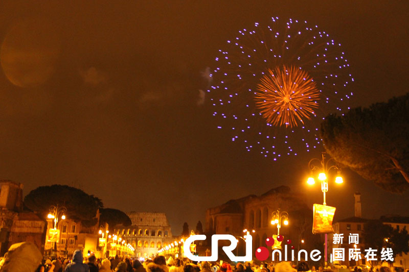 “歡樂春節(jié)”響徹羅馬 焰火表演照亮斗獸場