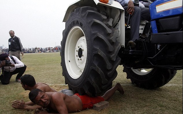 頭發(fā)拉車、牙齒搬磚 印度鄉(xiāng)村奧運會牛人顯神通