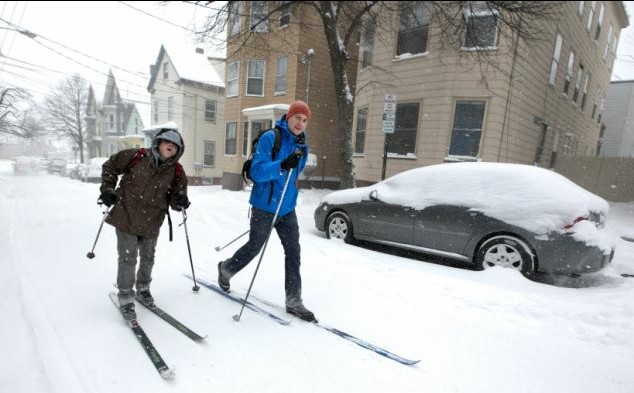 美國東北部遭遇創(chuàng)紀錄暴風雪 多個州進入緊急狀態(tài)