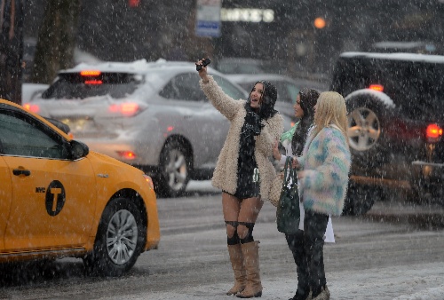 美國東北部遭遇創(chuàng)紀(jì)錄暴風(fēng)雪 多個州進(jìn)入緊急狀態(tài)