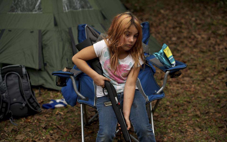 美訓(xùn)練營教你應(yīng)對世界末日 兒童學(xué)用突擊步槍