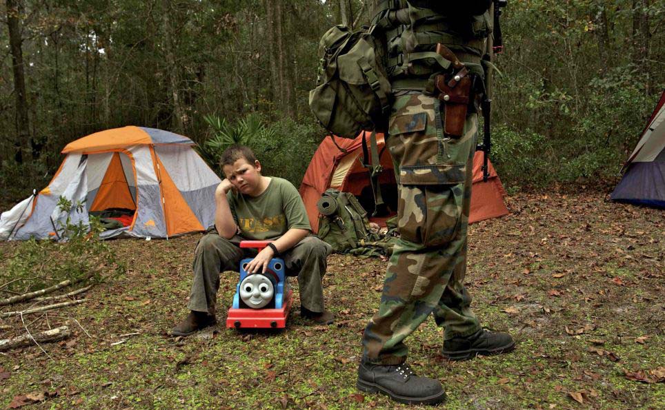 美訓練營教你應對世界末日 兒童學用突擊步槍