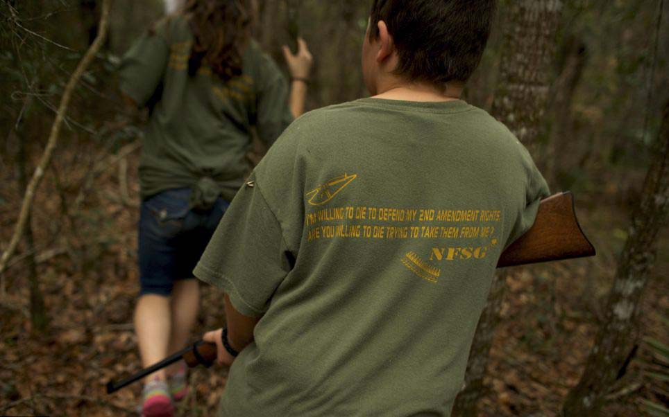 美訓(xùn)練營教你應(yīng)對世界末日 兒童學(xué)用突擊步槍