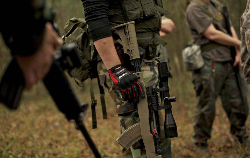 美訓(xùn)練營教你應(yīng)對世界末日 兒童學(xué)用突擊步槍