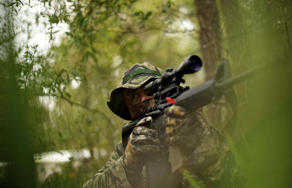 美訓(xùn)練營教你應(yīng)對世界末日 兒童學(xué)用突擊步槍