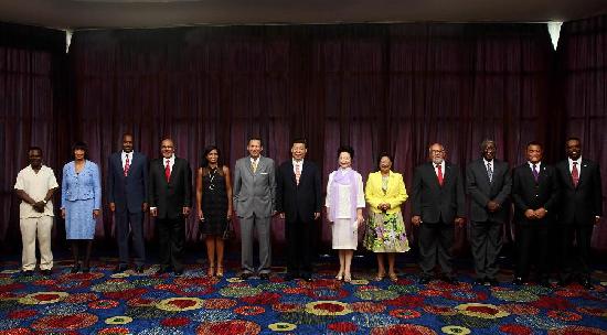 彭麗媛在出訪期間穿過哪五套衣服？