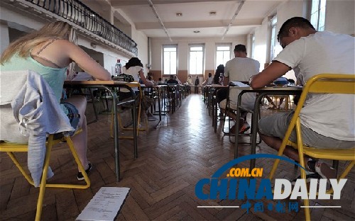 法國(guó)52歲母親替19歲女兒考英語(yǔ) 被判入獄三年