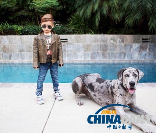 美國(guó)5歲男孩穿著時(shí)尚愛拍照愛分享 引領(lǐng)網(wǎng)絡(luò)炫酷風(fēng)