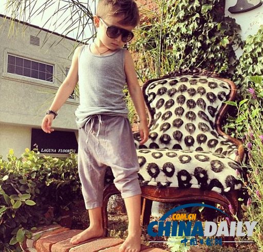 美國5歲男孩穿著時尚愛拍照愛分享 引領(lǐng)網(wǎng)絡(luò)炫酷風(fēng)