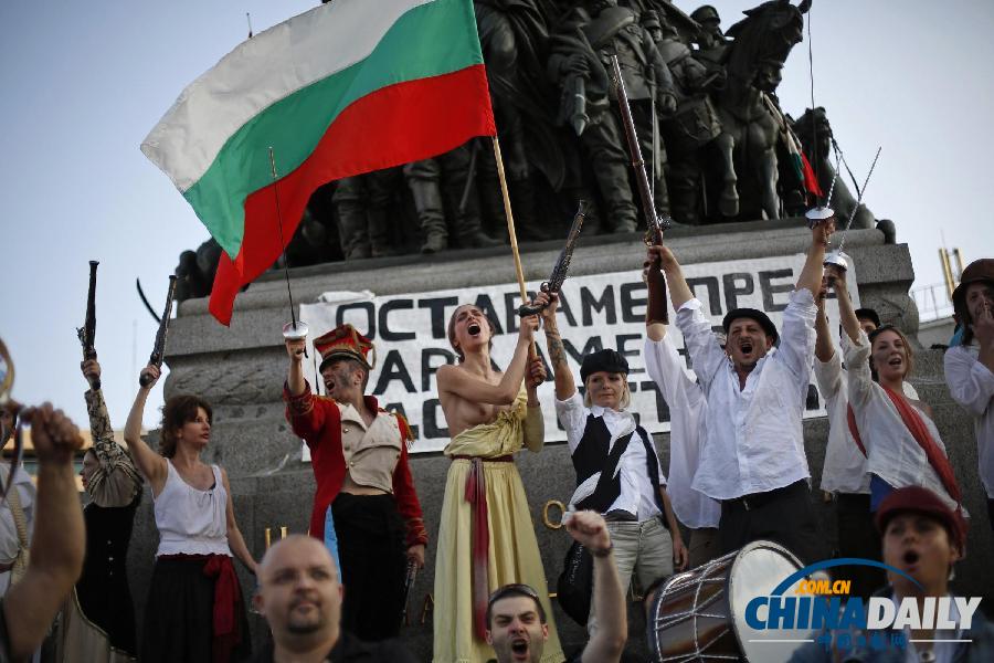 保加利亞民眾扮法國(guó)大革命革命者示威 要求政府下臺(tái)