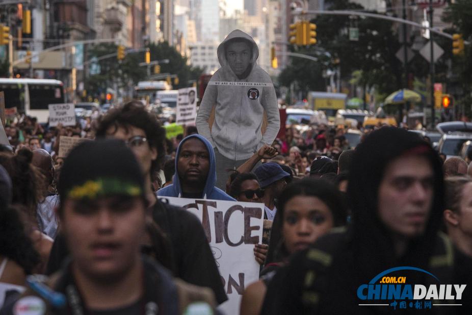 數(shù)千人聚集紐約時(shí)報(bào)廣場(chǎng) 抗議協(xié)警槍殺黑人被判無罪