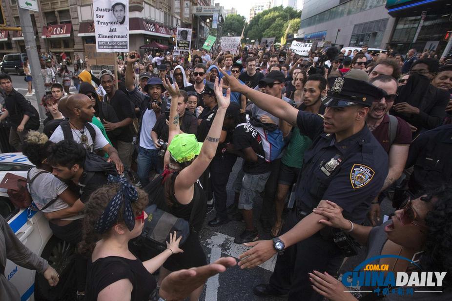 數(shù)千人聚集紐約時報廣場 抗議協(xié)警槍殺黑人被判無罪