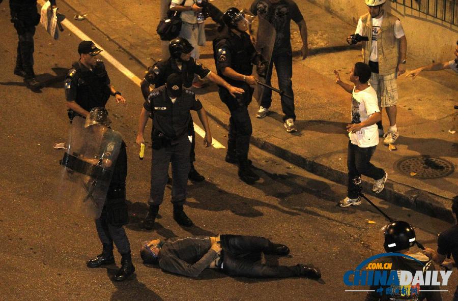 組圖:巴西民眾抗議羅馬教皇來訪 警方動用催淚彈發(fā)生沖突