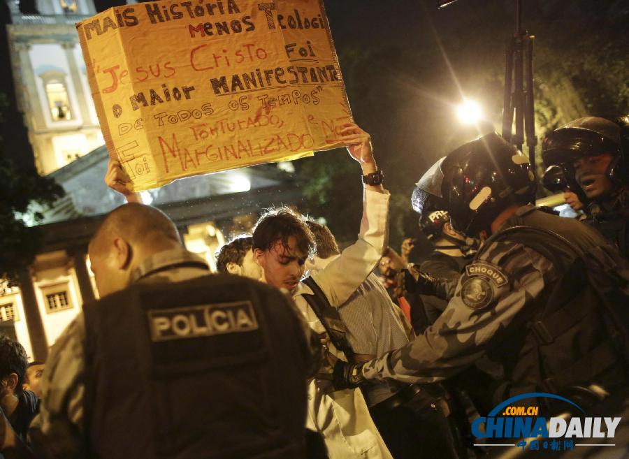 組圖：巴西民眾抗議羅馬教皇來訪 警方動用催淚彈發(fā)生沖突