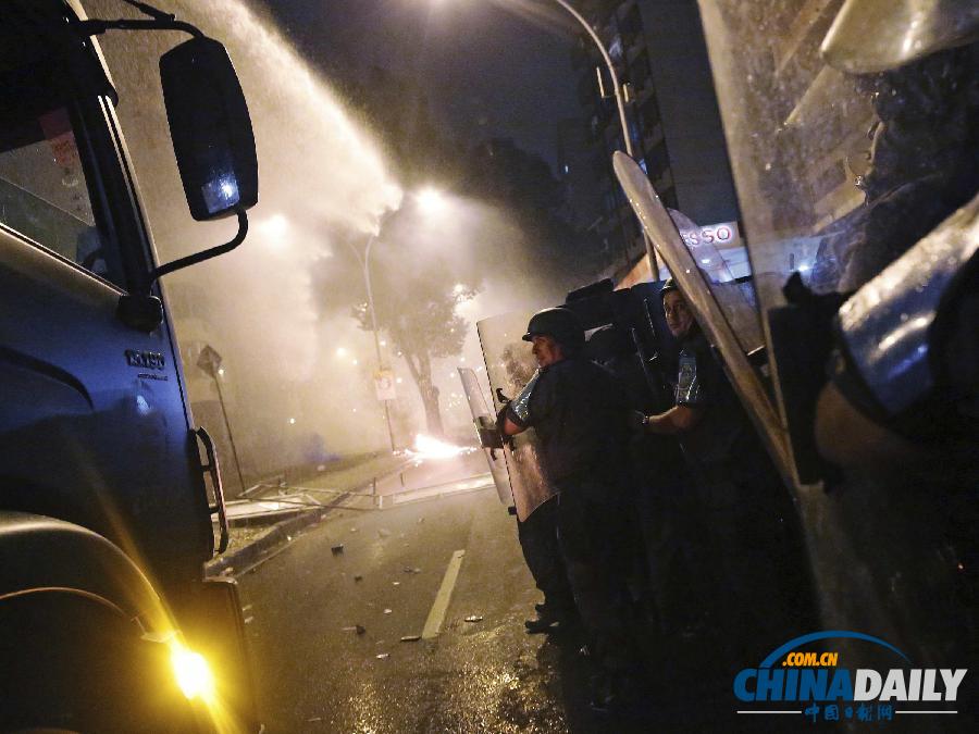 組圖:巴西民眾抗議羅馬教皇來(lái)訪 警方動(dòng)用催淚彈發(fā)生沖突