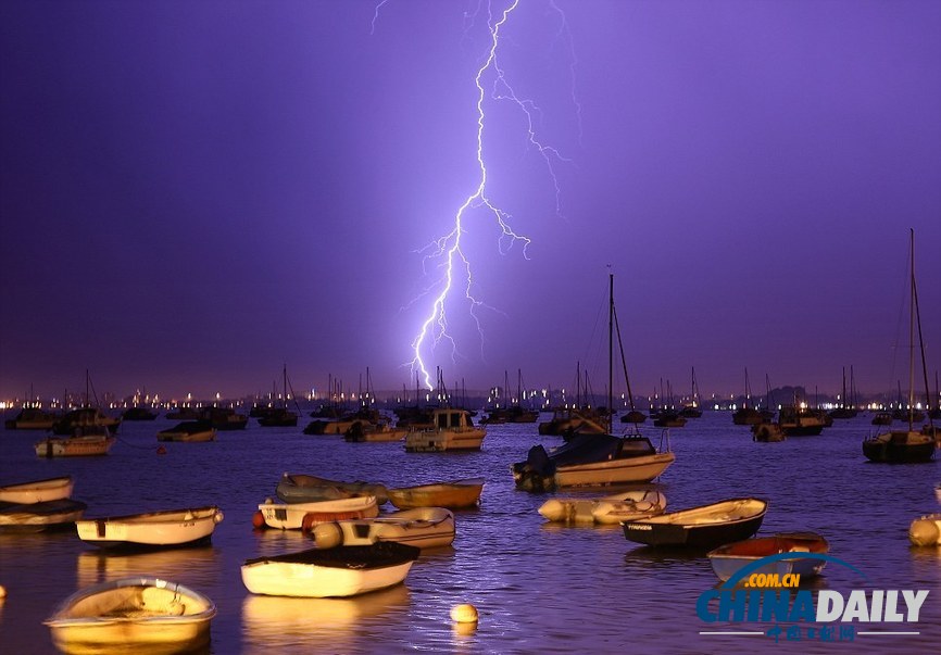 組圖：暴風(fēng)雨終結(jié)英國(guó)酷熱天氣 閃電驚心動(dòng)魄房屋受損