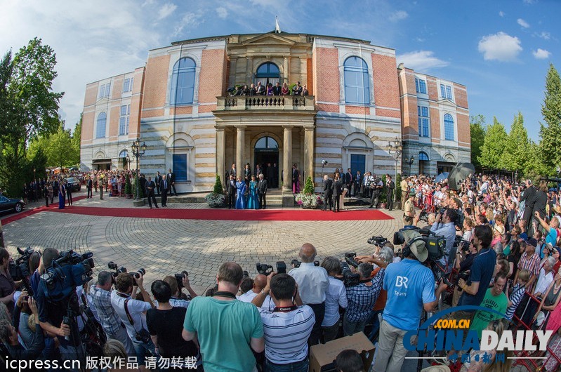 德國政要出席歌劇節(jié)活動 默克爾藍(lán)色長裙驚艷亮相