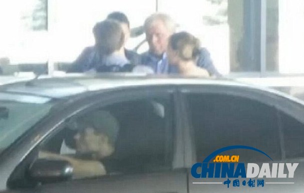 組圖：斯諾登離開(kāi)機(jī)場(chǎng)照片曝光 美對(duì)俄決定深表失望