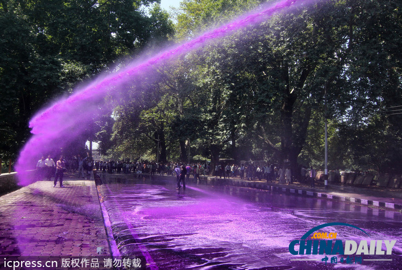 克什米爾公務員示威 警方用紫色水柱驅(qū)散人群（高清組圖）