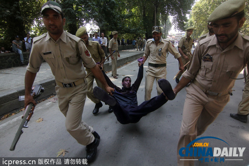 克什米爾公務(wù)員示威 警方用紫色水柱驅(qū)散人群（高清組圖）