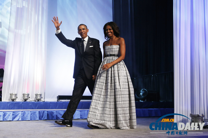 奧巴馬夫婦出席非裔議員頒獎(jiǎng)晚宴 親密擁吻大秀恩愛(ài)(組圖)
