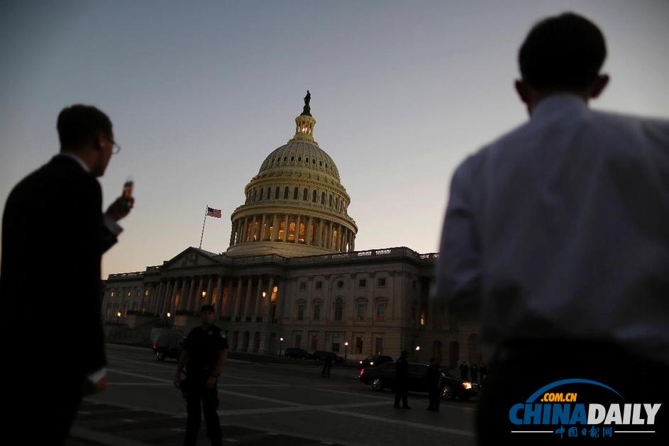 美聯(lián)邦政府因“太差錢(qián)”被迫關(guān)閉 男子拍國(guó)會(huì)山照片留念（組圖）