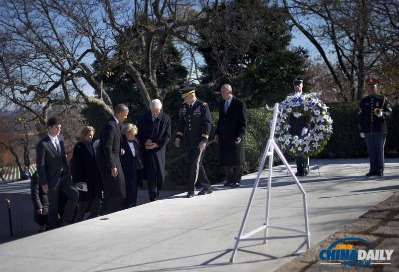 奧巴馬和克林頓一起攜夫人緬懷肯尼迪并獻(xiàn)花圈
