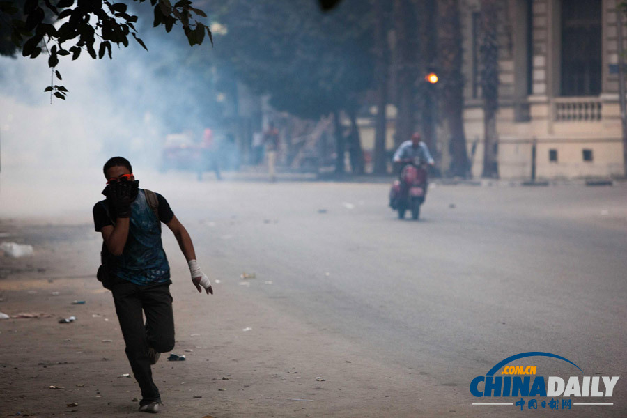 埃及前總統(tǒng)穆爾西支持者繼續(xù)示威 遭催淚彈驅(qū)趕