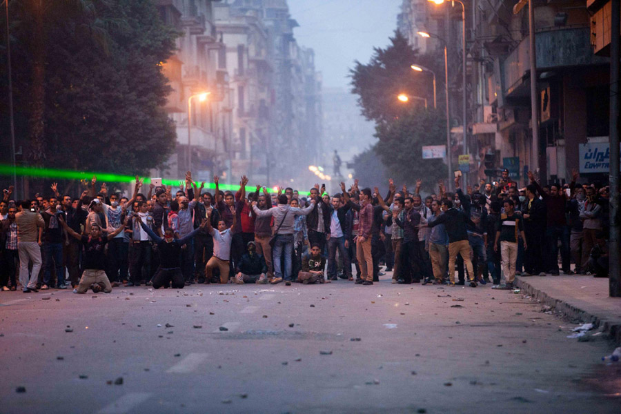 埃及前總統(tǒng)穆?tīng)栁髦С终呃^續(xù)示威 遭催淚彈驅(qū)趕