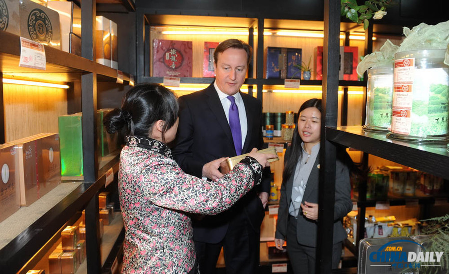 卡梅倫訪(fǎng)問(wèn)成都 與中國(guó)小學(xué)生交流互動(dòng)、打乒乓球