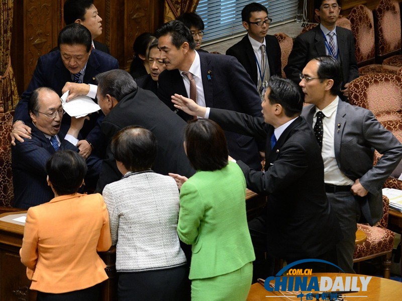 日本參院特委會(huì)強(qiáng)行通過(guò)《特定秘密保護(hù)法案》議員曾爬上桌子抗議