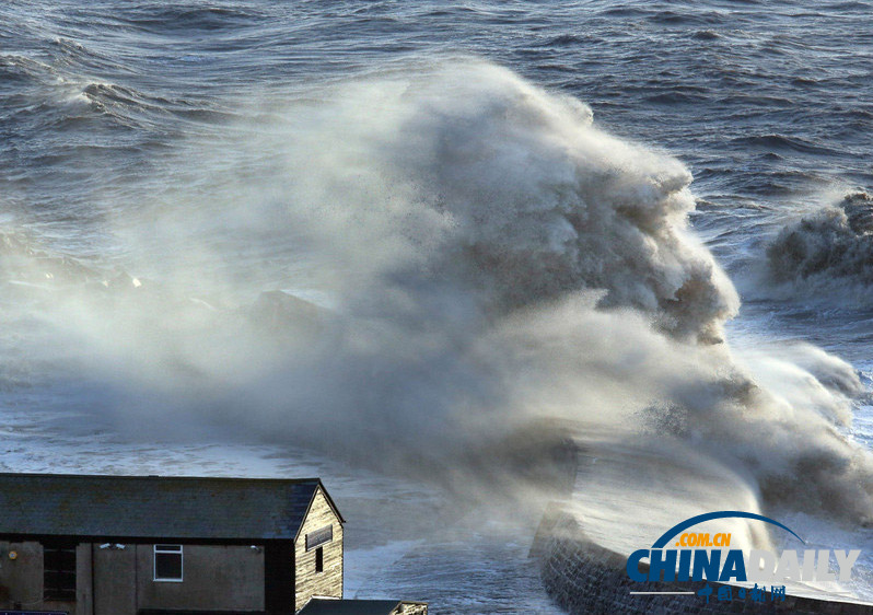英國岸邊巨浪成群馬奔騰姿態(tài) 宛如《指環(huán)王》魔法再現(xiàn)
