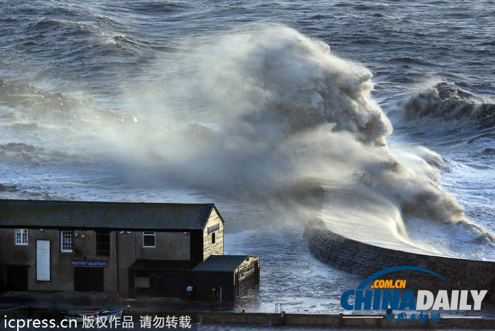 英國(guó)岸邊巨浪成群馬奔騰姿態(tài) 宛如《指環(huán)王》魔法再現(xiàn)