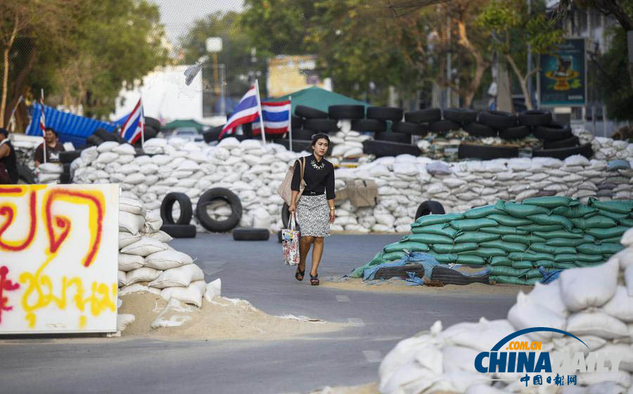 泰國(guó)示威者砌水泥墻封堵政府辦公大樓入口
