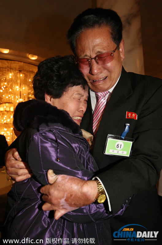 親兄弟抱頭痛哭老姐妹直抹眼淚 朝韓離散家屬重聚場(chǎng)面感人