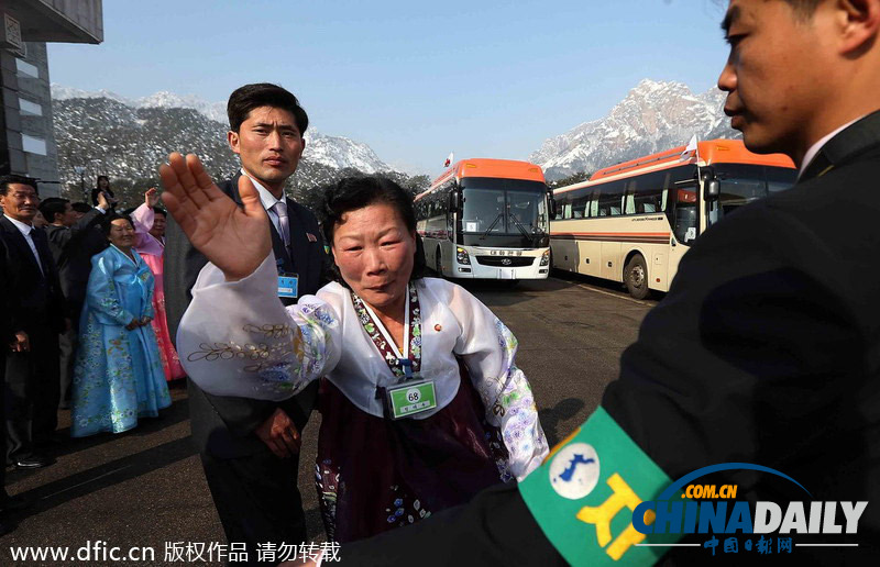 首輪朝韓離散家屬團(tuán)聚結(jié)束 老人追車表達(dá)不舍